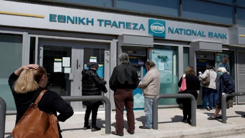 «Δεν άρεσαν» στην κυβέρνηση η ουρές στις τράπεζες: Έρχονται αυστηρότερα μέτρα