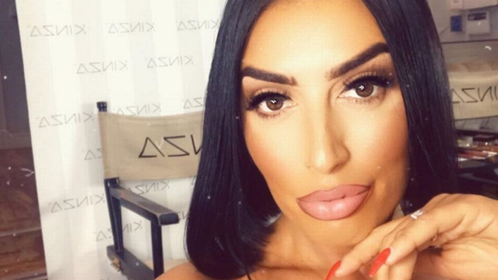 Γνωστή πρωταγωνίστρια εpωτικών ταινιών αποκαλύπτει: «Ντρέπομαι όταν με αναγνωρίζουν στον δρόμο» (φώτο)