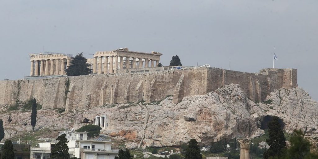Η Κηδεία του Μανώλη Γλέζου – Μεσίστια η σημαία στην Ακρόπολη (upd)