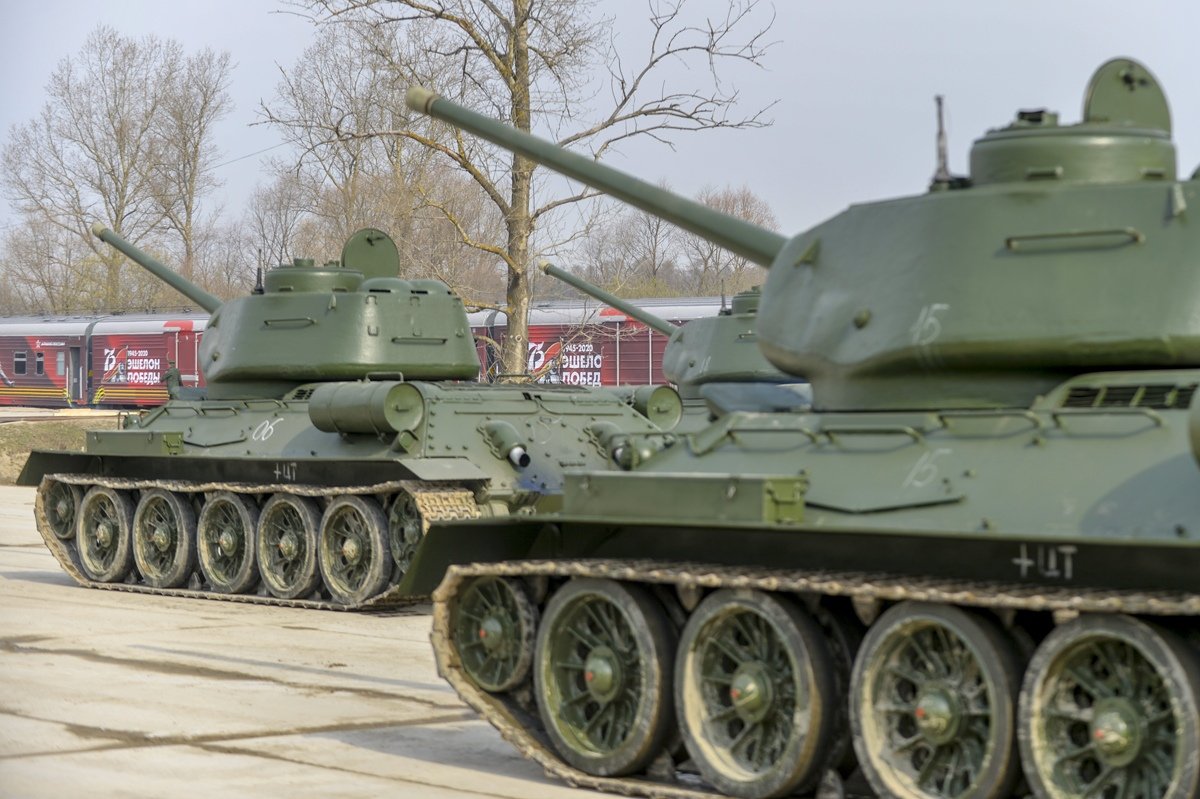 Η Ιστορία ζωντανή: Δεκάδες ολοκαίνουργια ρωσικά T-34-85 σε παρέλαση