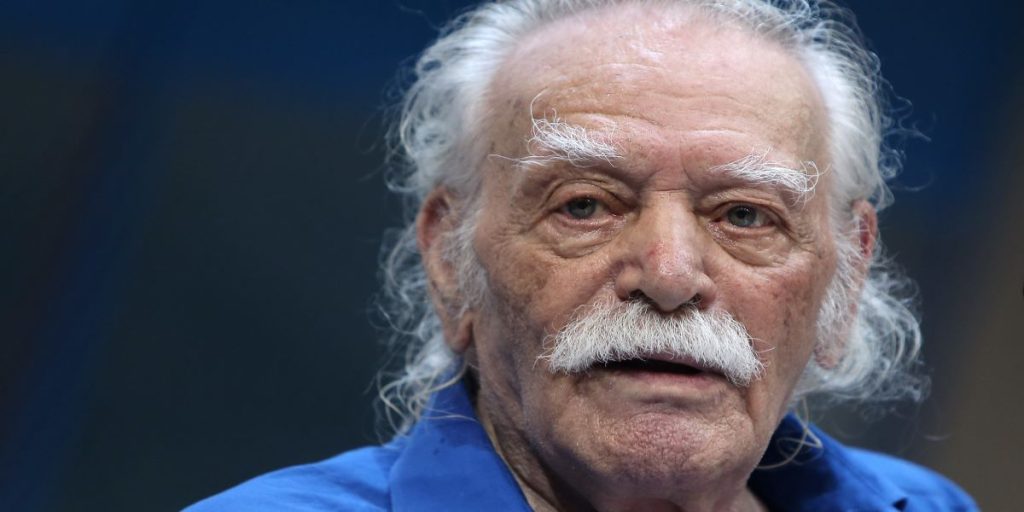 Στις 13.00 σήμερα η κηδεία του Μανώλη Γλέζου – Ο Αρχιεπίσκοπος Ιερώνυμος θα τελέσει την εξόδιο ακολουθία