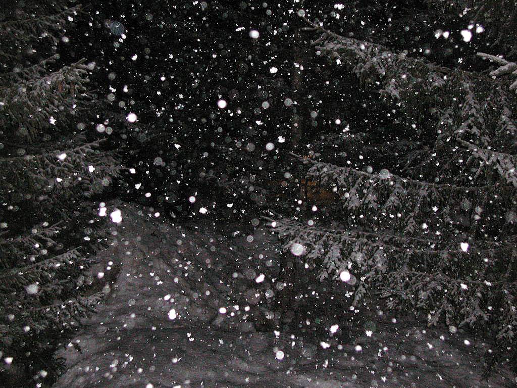Χιονόπτωση τον Απρίλιο: Χιονίζει σε ορεινές περιοχές της Λάρισας