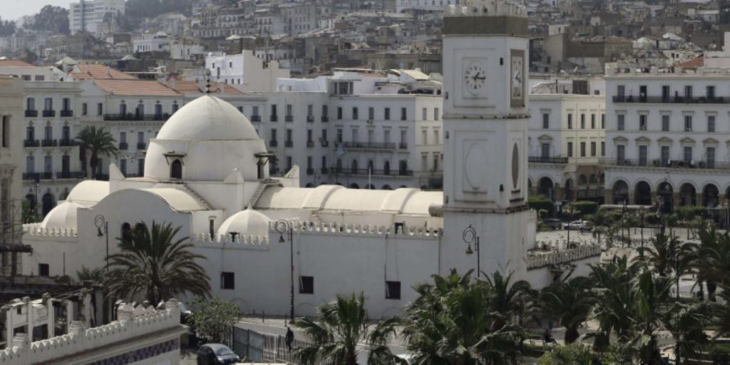 Αίγυπτος: Επ’ αόριστον κλειστά τα τεμένη – «Η υποτίμηση του ιού ισοδυναμεί με αμαρτία»