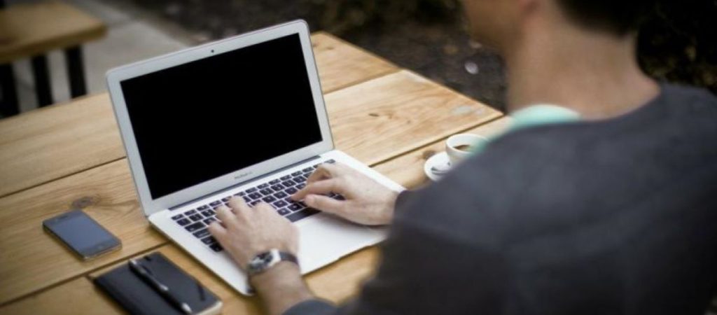 Διευκρινίσεις για την εργασία από το σπίτι εξέδωσε το υπουργείο Εργασίας