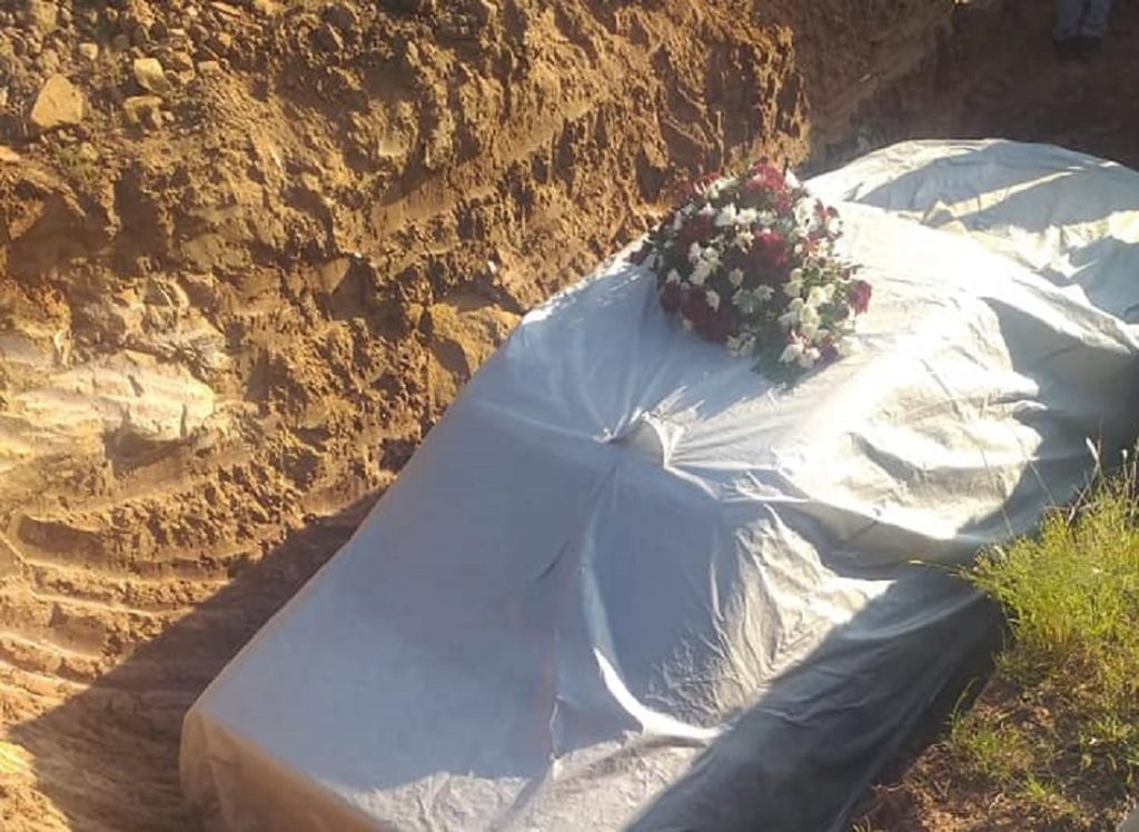 Πέθανε και τον έθαψαν καθιστό και με τα χέρια στο τιμόνι μέσα στη… Mercedes του (φώτο)