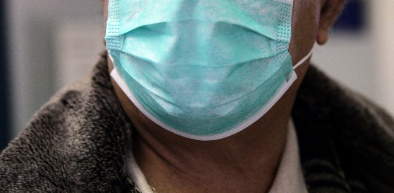 Επιστήμονες υποστηρίζουν: «Οι μάσκες μπορεί να δώσουν στους ανθρώπους ένα απατηλό αίσθημα ασφάλειας»