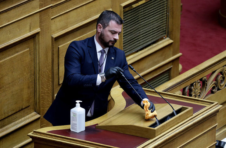 Αυστηρά μέτρα στην Βουλή λόγω κορωνοϊού: Απολυμαίνεται το βήμα μετά από κάθε ομιλία