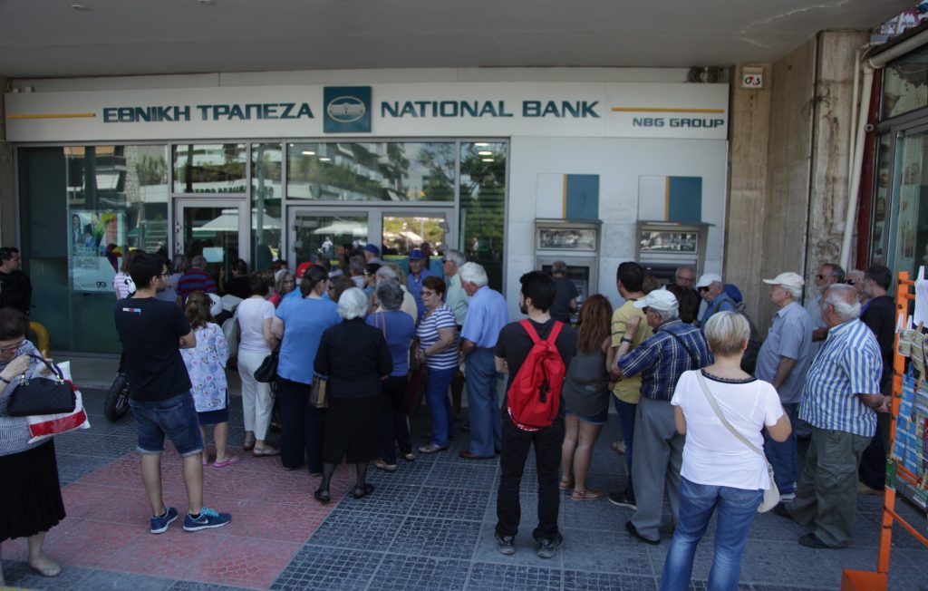 Δεν κάθονται σπίτι οι ηλικιωμένοι: Νέες ουρές έξω από τράπεζες παρά τις προειδοποιήσεις