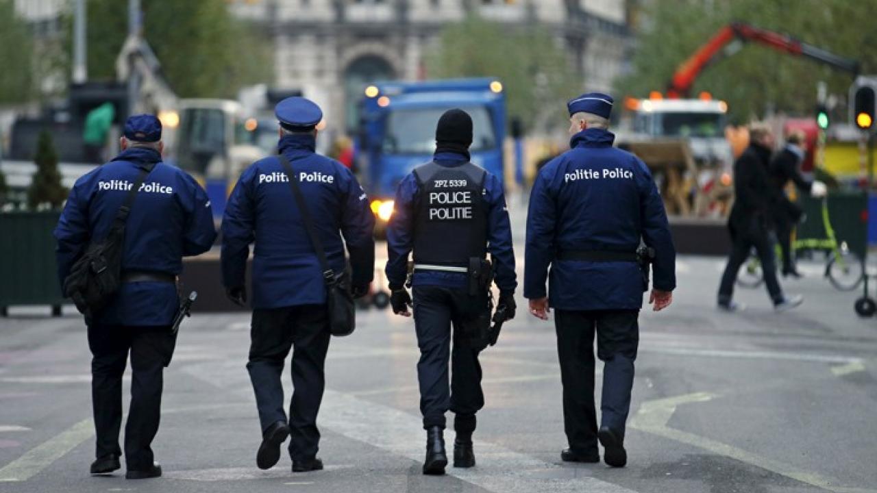 Βέλγιο: Φυλακή έως 2 χρόνια για όσους φτύνουν ή βήχουν σε αστυνομικούς