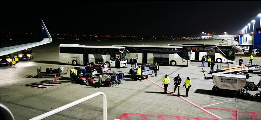 Επαναπατρίστηκαν 65 Έλληνες που είχαν εγκλωβιστεί στην Αυστρία – Μεταφέρθηκαν σε κεντρικό νοσοκομείο (βίντεο)