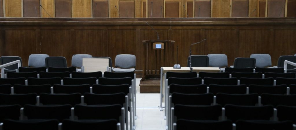 Tα 800 ευρώ ζητά η Ολομέλεια των δικηγόρων – «Έχουμε πληγεί άμεσα και καίρια από τα περιοριστικά μέτρα»