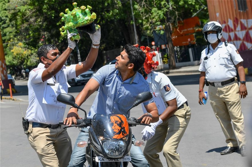 Πρωτότυπη ιδέα: Αστυνομικοί στην Ινδία ντύνονται «κορωνοϊός» και επιβάλλουν την τήρηση της καραντίνας (βίντεο)