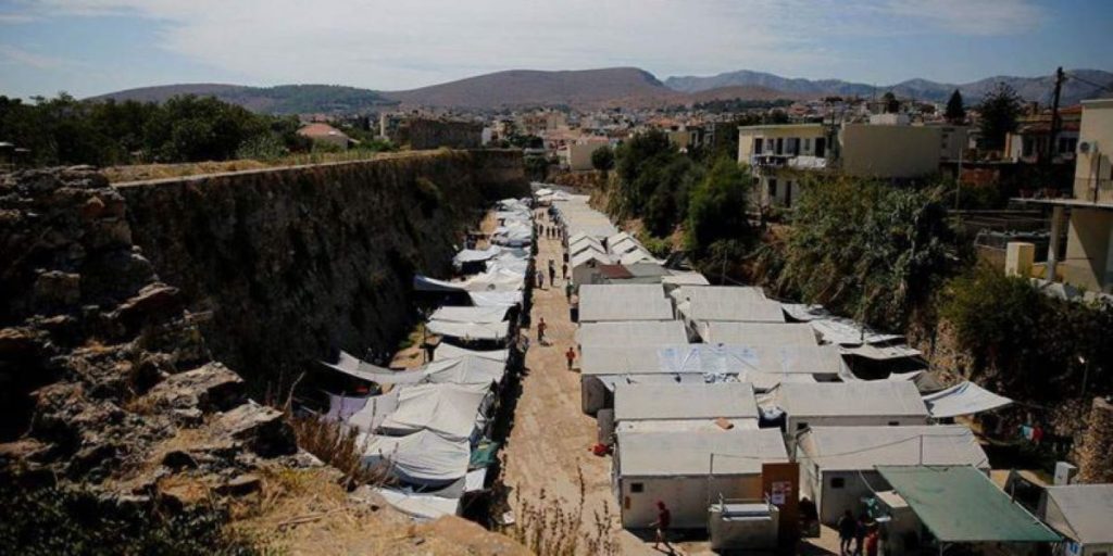 Παράνοια: Οι Έλληνες «φυλακισμένοι» στα σπίτια τους και οι αλλοδαποί διοργανώνουν παιδικά πάρτι στην Χίο!