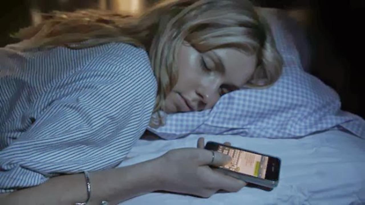 Δείτε γιατί δε πρέπει να κοιμάστε με το κινητό δίπλα στο κρεβάτι
