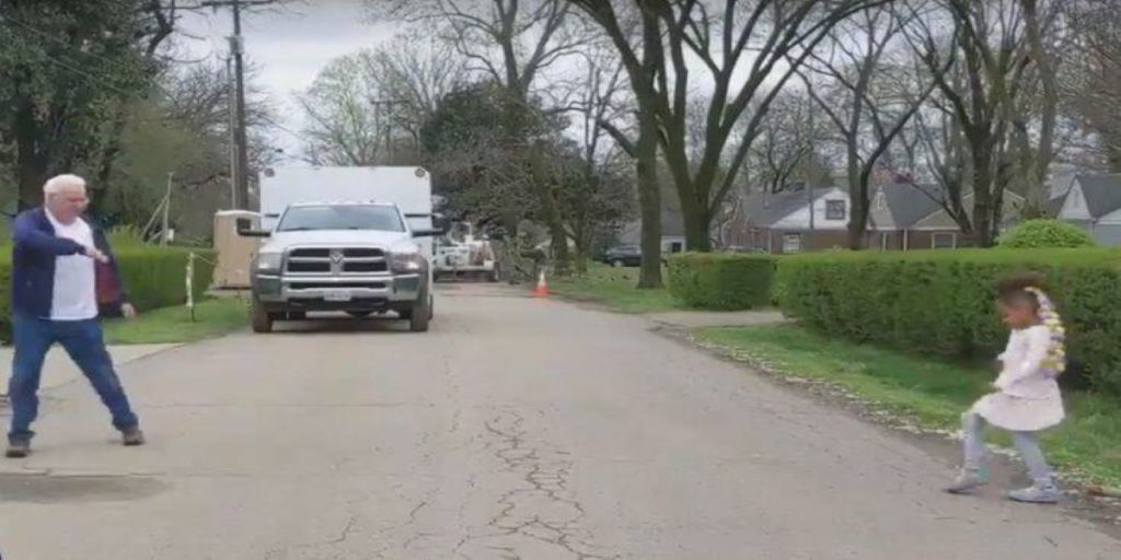 Ο κορωνοϊός μας απομακρύνει αλλά δεν μας χωρίζει: Πιτσιρίκα χορεύει με τον παππού της από… απόσταση (βίντεο)