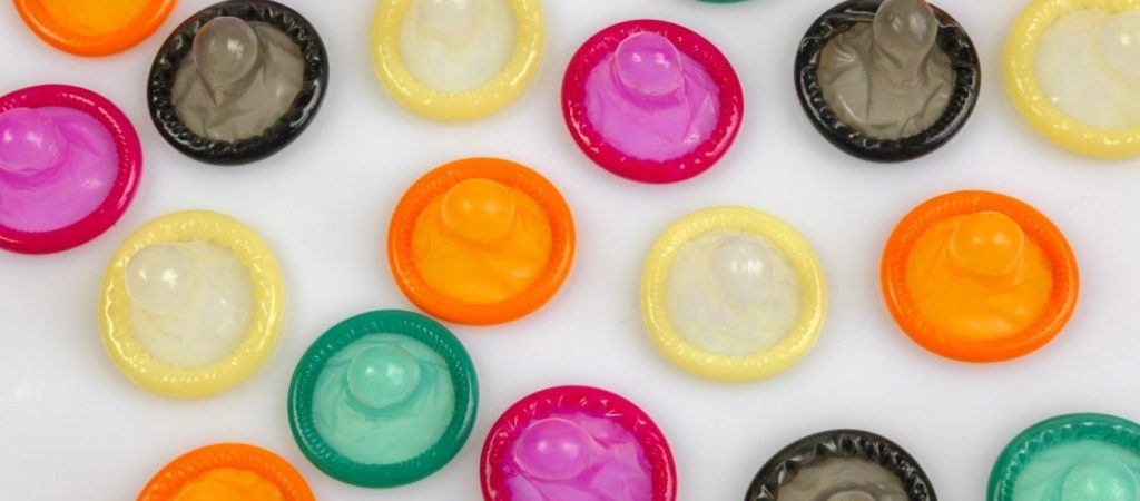 Παλαίμαχος ποδοσφαιριστής χαρίζει… προφuλακτικά – «Στη καραντίνα δεν είναι καλό να γεμίσουμε με παιδιά» (βίντεο)