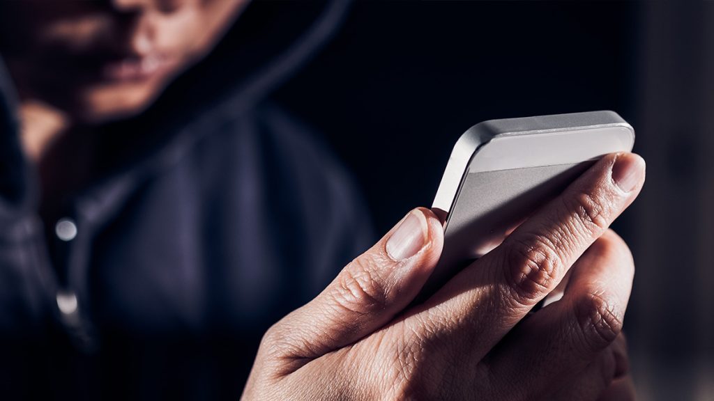 Πώς παρακολουθούν τους πολίτες από τα κινητά τους λόγω κορωνοϊού: Toυς εντοπίζουν & τους πιάνουν οι Αρχές… τυχαίως