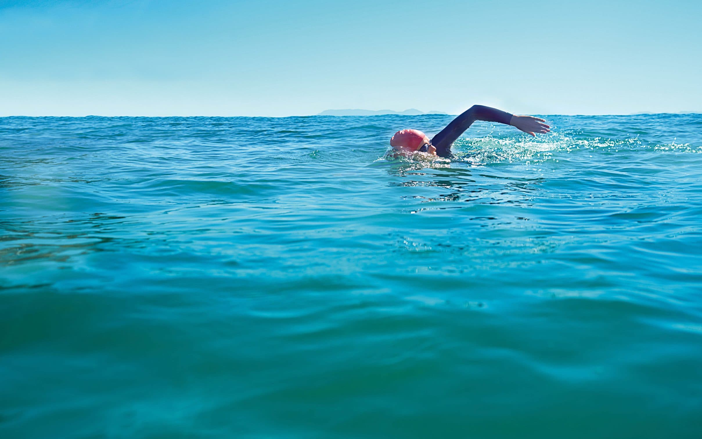 Πλήρωσε… ακριβά τη βουτιά της: Έβγαλαν χειμερινή κολυμβήτρια από τη θάλασσα για να της κόψουν πρόστιμο (φωτο)