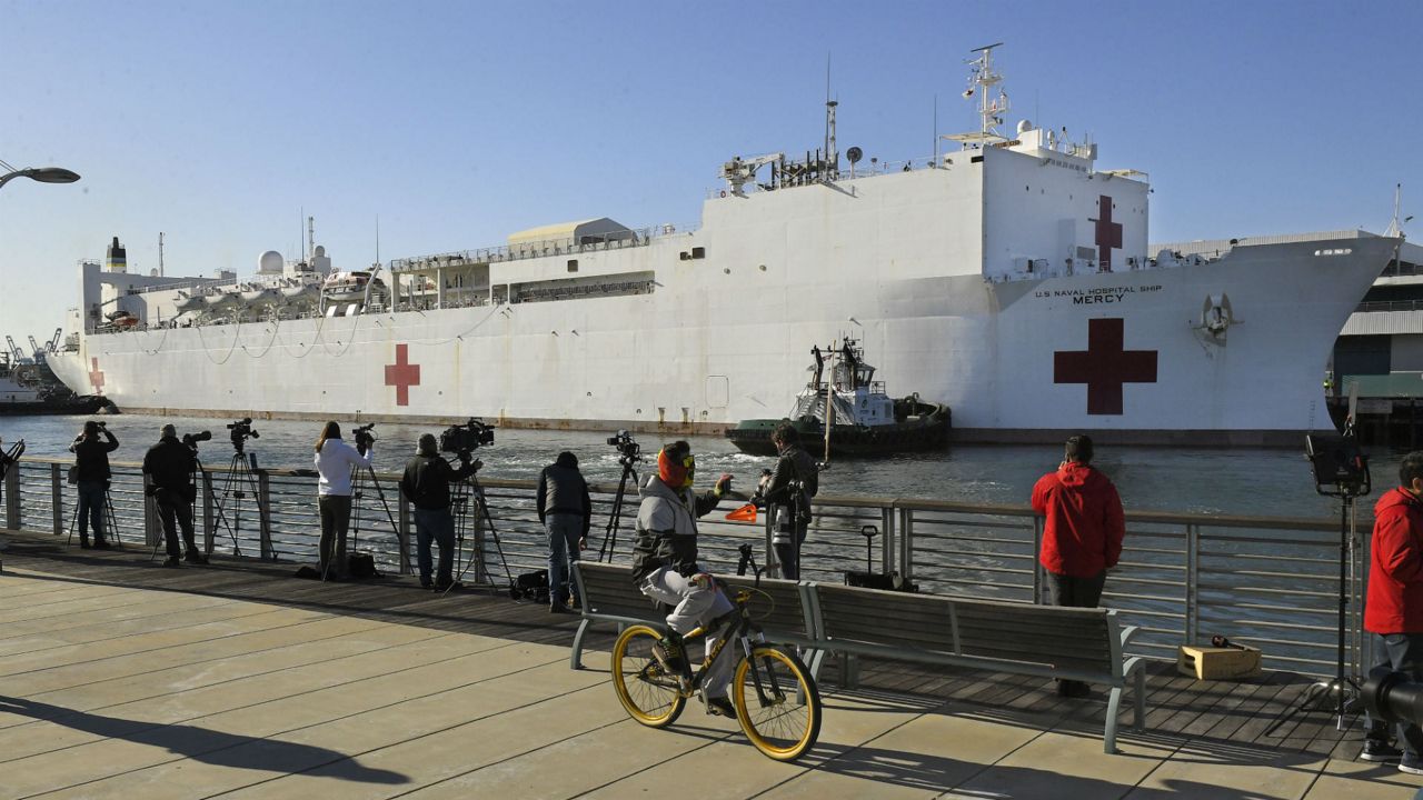 USNS Mercy: Αμερικανοί Πεζοναύτες φρουρούν το πλωτό νοσοκομείο στο Λος Άντζελες
