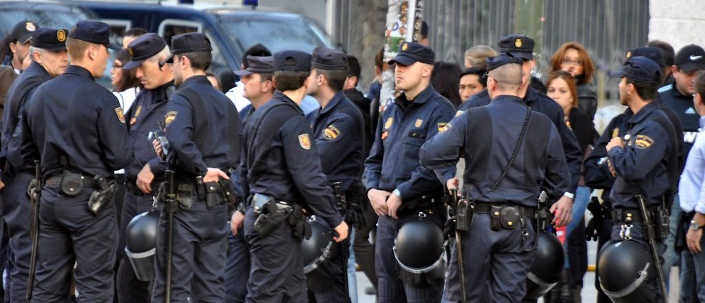Ξύλο στην Ισπανία: Αστυνομικοί κτυπούν πολίτες που παραβίασαν την απαγόρευση κυκλοφορίας (βίντεο)
