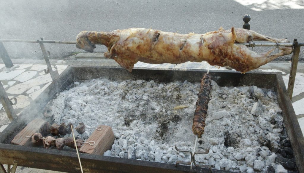 Έχετε αναρωτηθεί; – Γιατί το Πάσχα σουβλίζουμε αρνί;