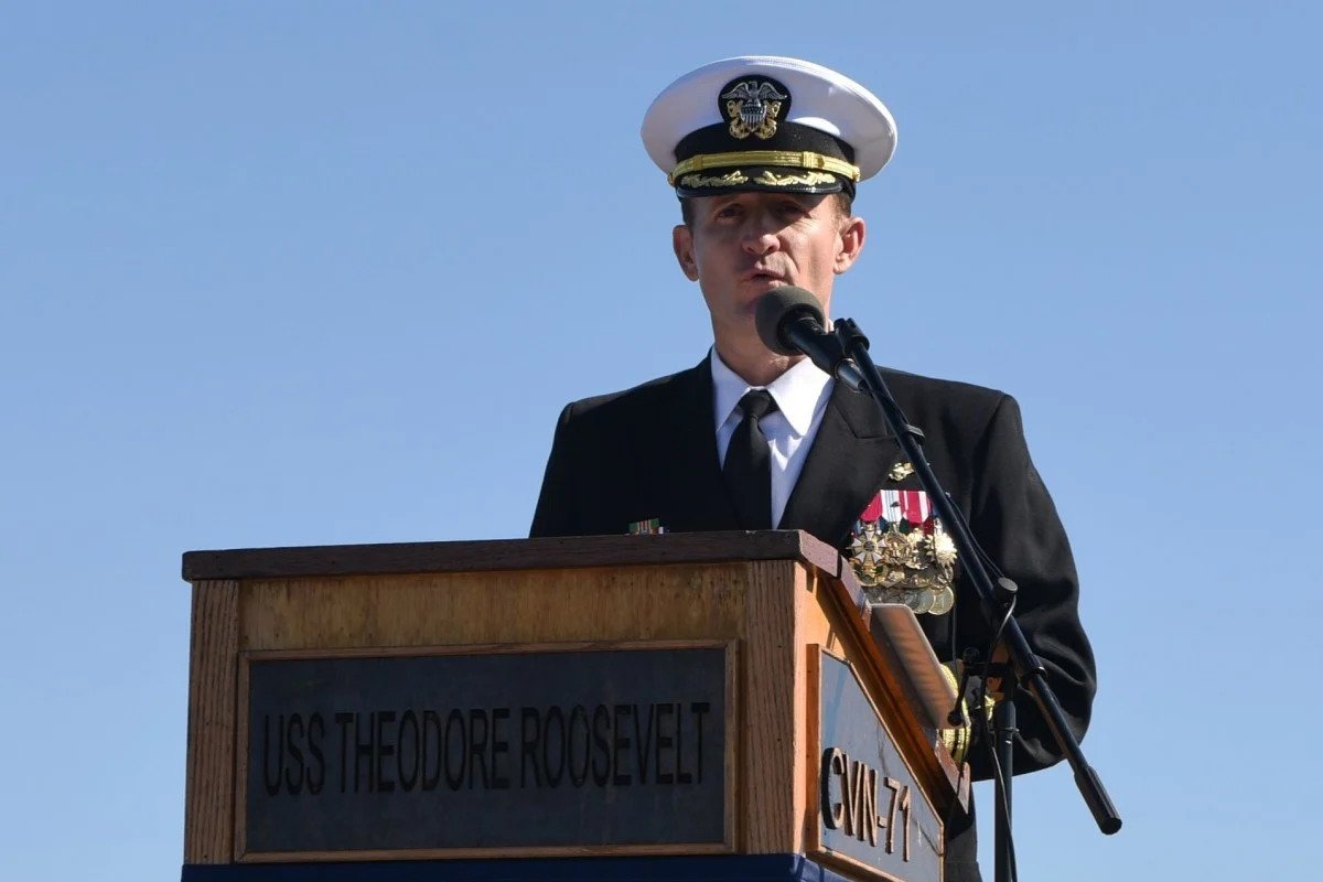 Βίντεο: Το πλήρωμα του USS Theodore Roosevelt αποθεώνει τον κυβερνήτη Μπρετ Κροζίερ