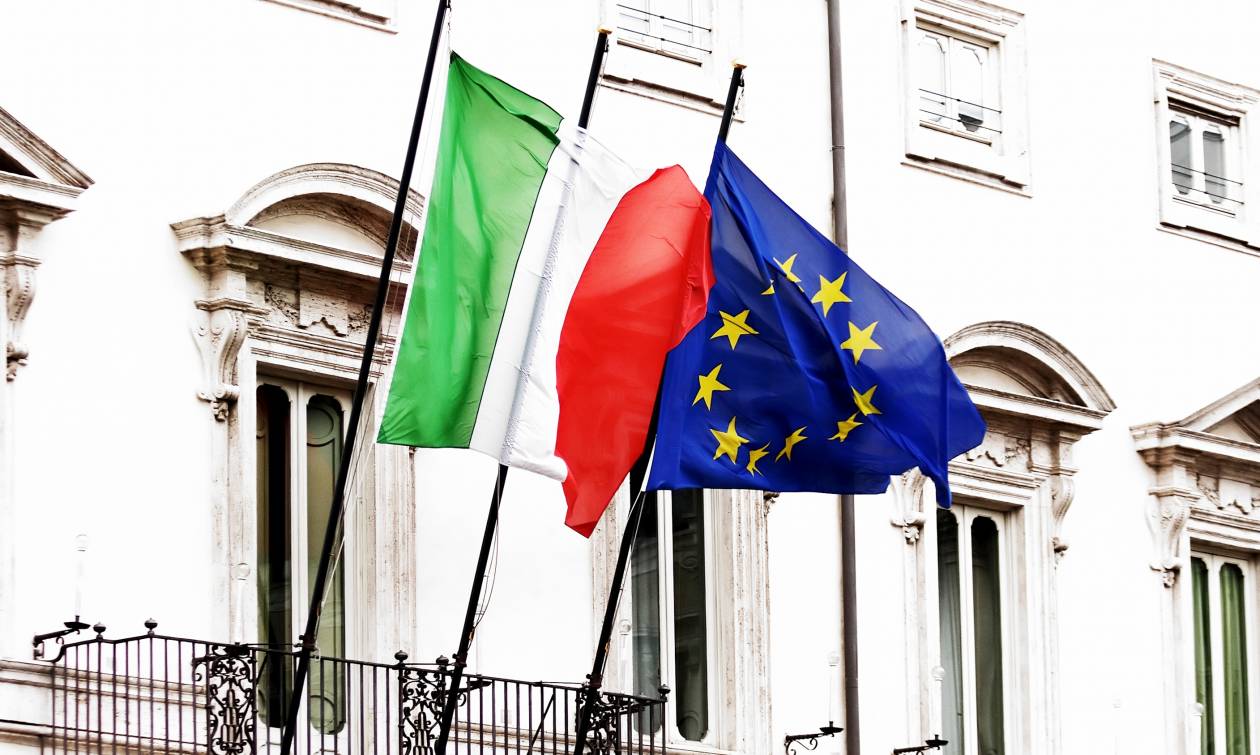 Ιταλία: «Θυμός και οργή» κατά των Βρυξελλών – Ο αντιπρόεδρος της Βουλής κατέβασε τη σημαία της ΕΕ!