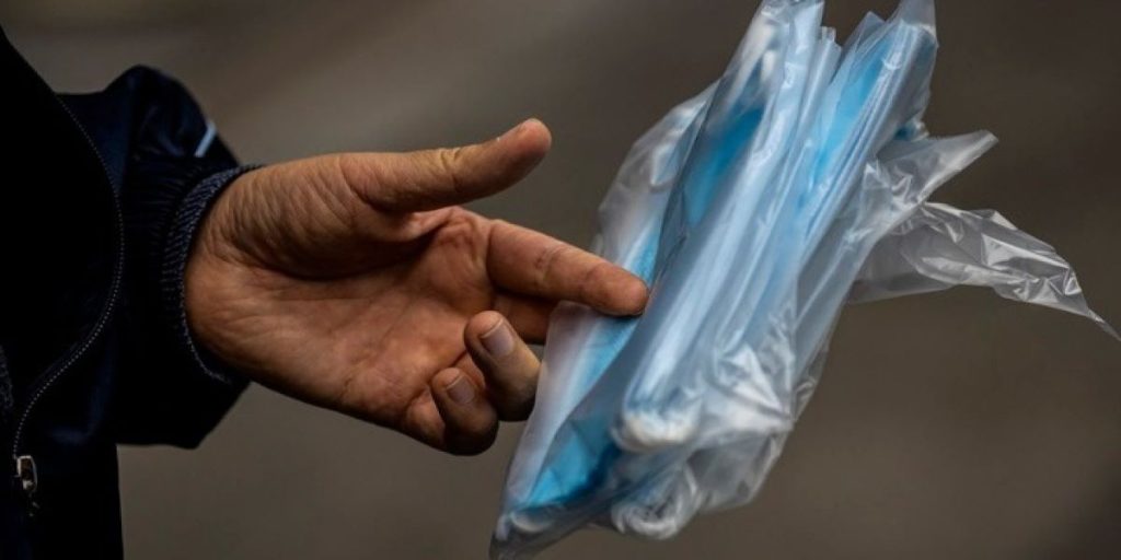 Ο κορωνοϊός δημιουργεί συνθήκες «ψυχρού πολέμου» – «Κυνήγι» των ισχυρών για μάσκες και ιατρικό εξοπλισμό