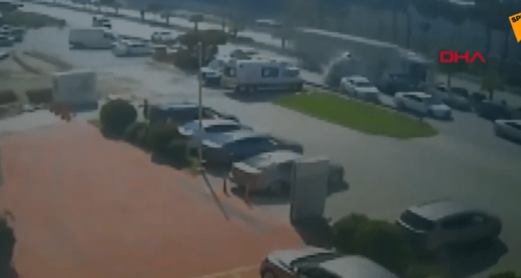 Φορτηγό στην Τουρκία «σαρώνει» τα αυτοκίνητα στον δρόμο σα να είναι playmobil (βίντεο)
