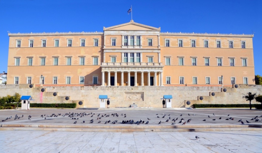 Υψώθηκε η ιταλική σημαία στη Βουλή – Συμπαράσταση στον λαό που πλήττεται από τον κορωνοϊό (φώτο)