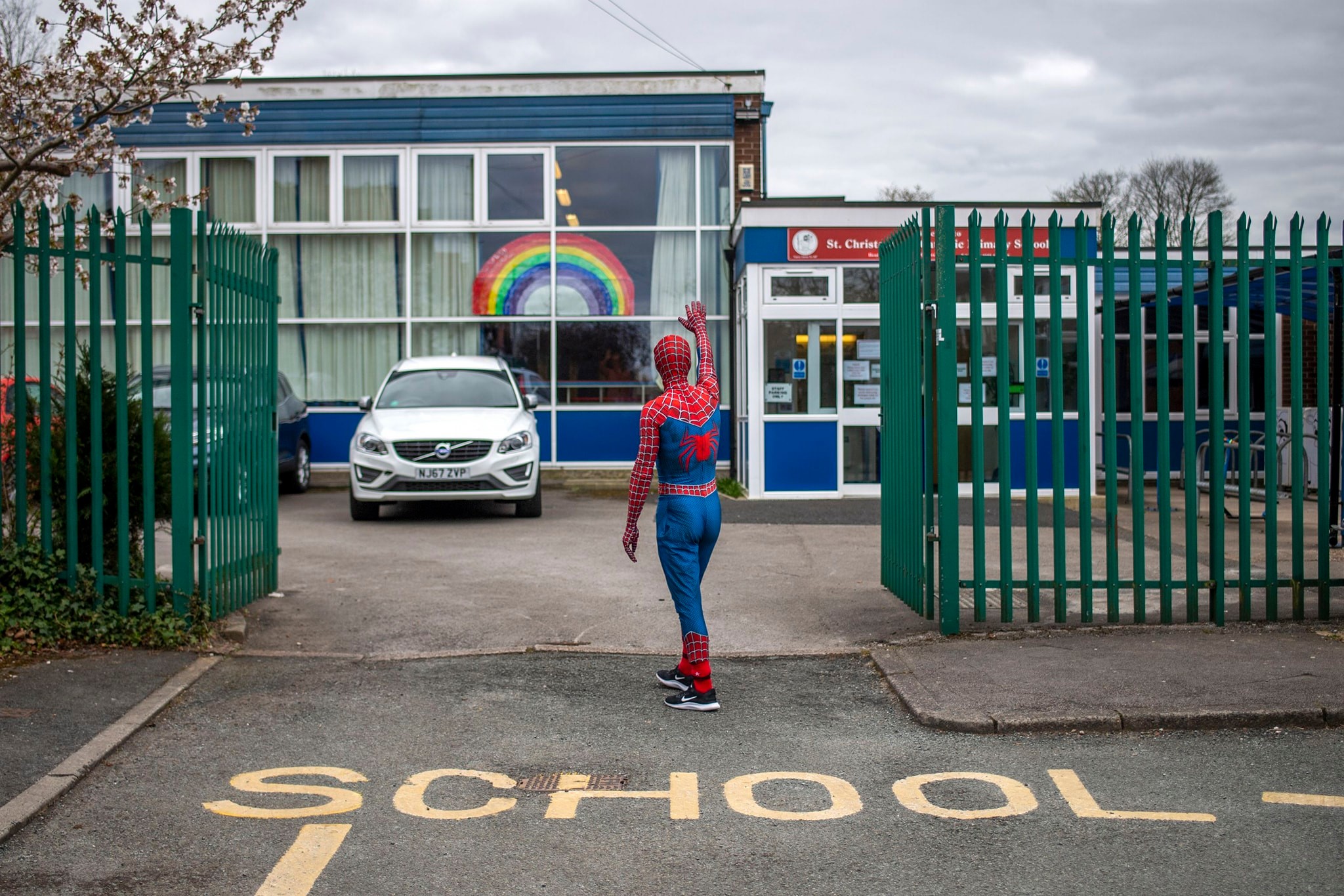 Βρήκαν τρόπο να μοιράσουν χαμόγελα εν καιρώ κορωνοϊού – Ντύνονται Spiderman και κάνουν βόλτες στους δρόμους (φώτο)