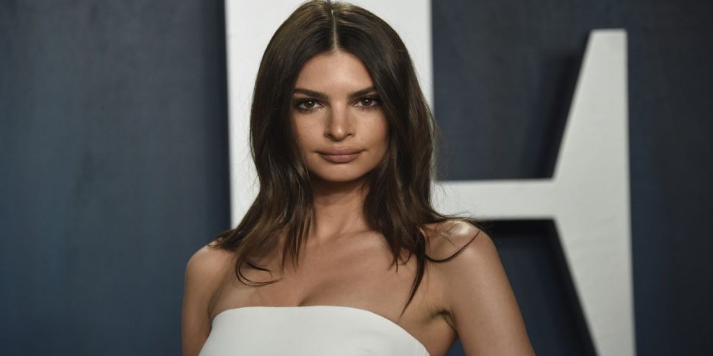 Emily Ratajkowski: Ποιο είναι το ελληνικό νησί που την έχει ξετρελάνει (φώτο)