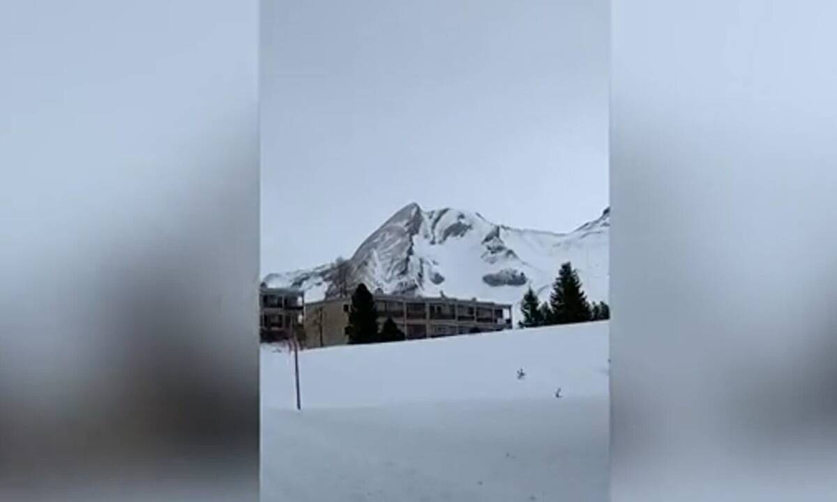 Προσέξτε καλά αυτό το χιονισμένο βουνό – Σας φέρνει κάτι στο νου… (βίντεο)