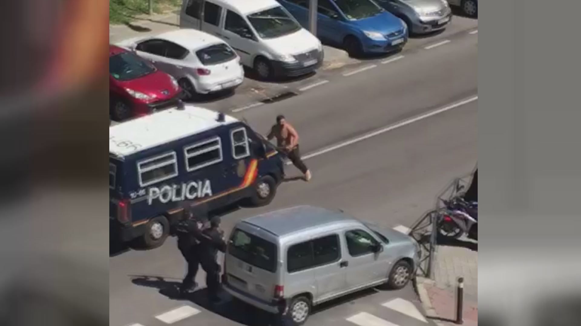 Ισπανία: Ημίγuμνος άνδρας φωνάζει «είμαι Θεός έχω κορωνοϊό» και επιτίθεται με σπαθιά σε αστυνομικούς (βίντεο)