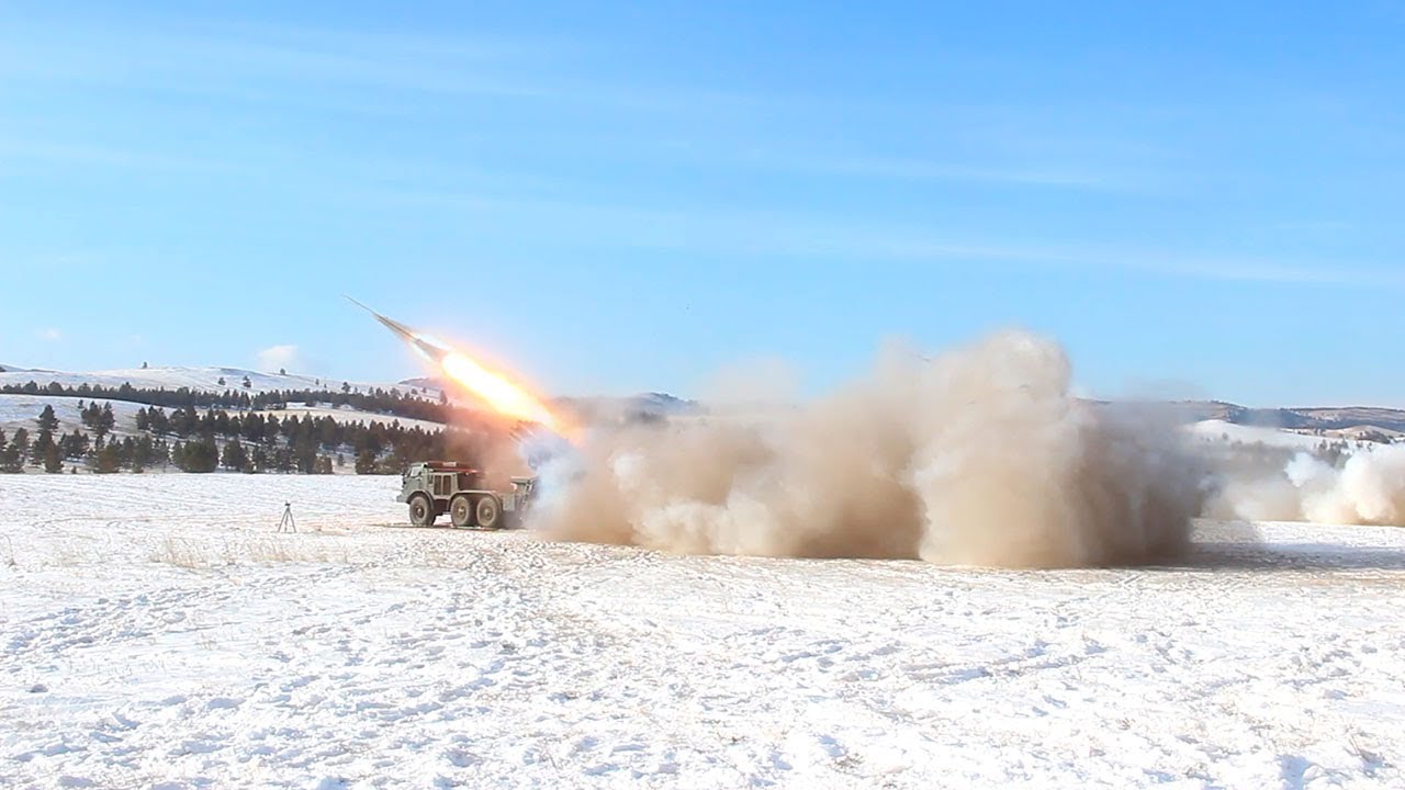 Ασκήσεις χωρίς τέλος για το ρωσικό πυροβολικό – Πυροβόλα και ρουκετοβόλα εν δράσει (βίντεο)