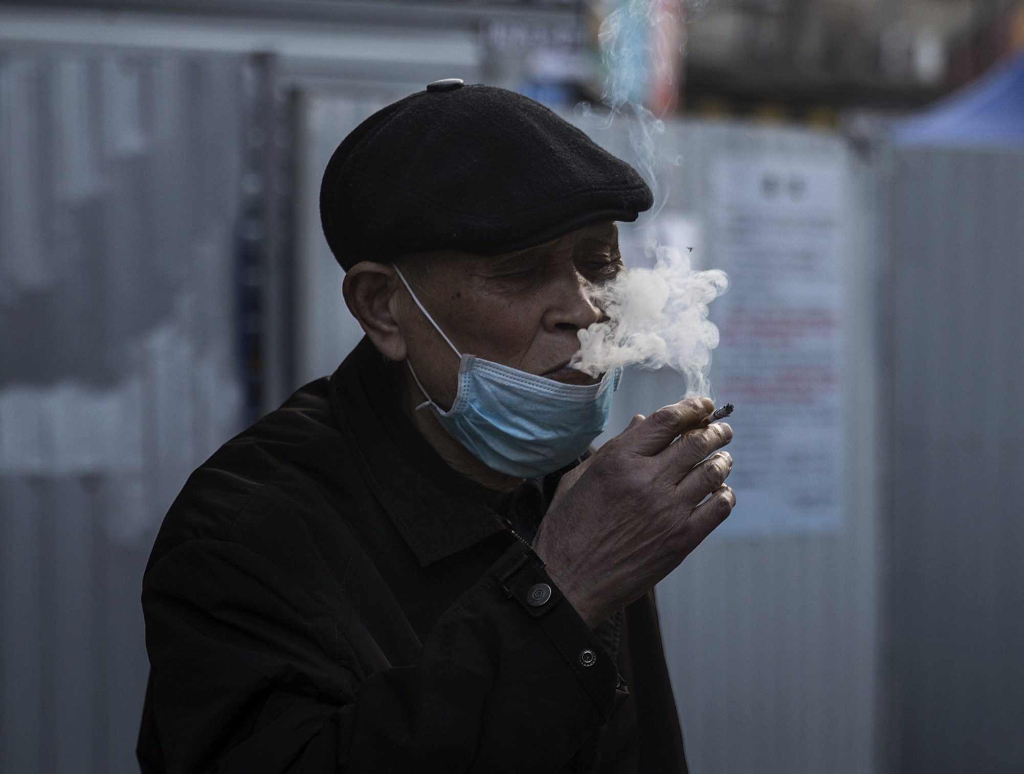 Επιστήμονες αναφέρουν ότι το κάπνισμα δεν σχετίζεται με τη σοβαρότητα των συμπτωμάτων από κορωνοϊό