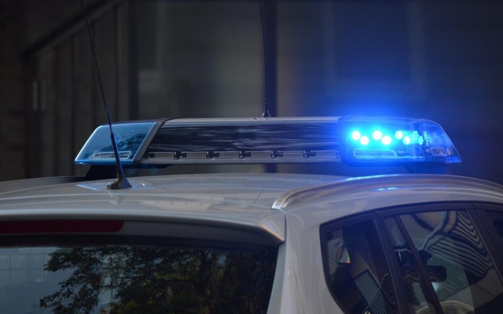 Μαραθώνας: Χειροπέδες σε αλλοδαπό που «ξάφριζε» καταστήματα και σπίτια – Αναζητείται ο 26χρονος συνεργός του