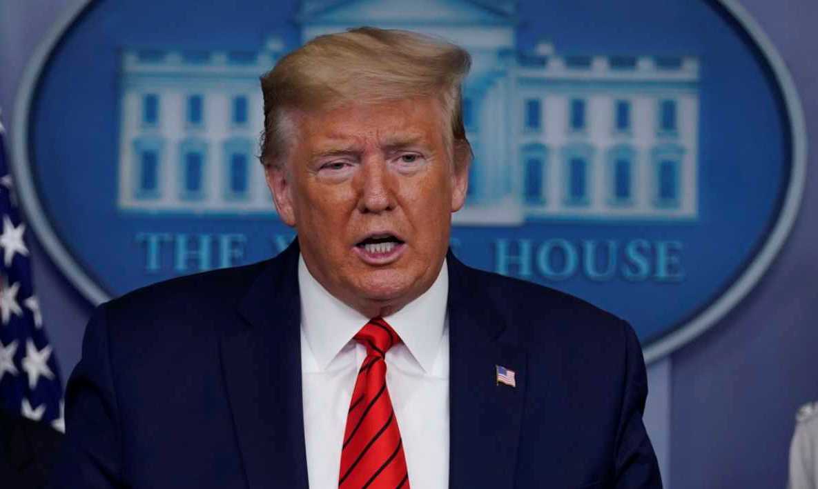 Ντ.Τραμπ: «Να φοράτε μάσκα όταν βγαίνετε έξω – Εγώ δεν το βλέπω να φοράω»