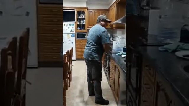 Πως να κρατήσεις τα χέρια σου μακριά από το πρόσωπο – Αυτός τα κατάφερε! (βίντεο)