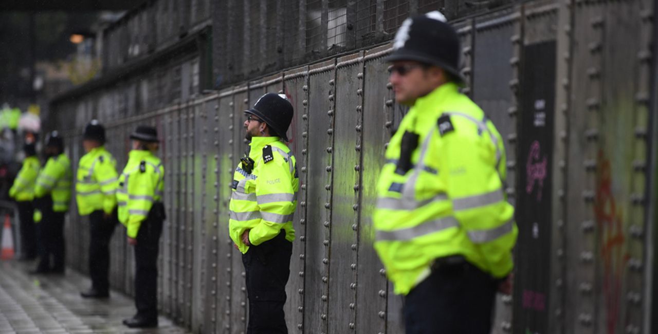 Βρετανός Δικαστής για αποφάσεις περιορισμού: «Υπερβολικές οι αστυνομικού τύπου αντιδράσεις»
