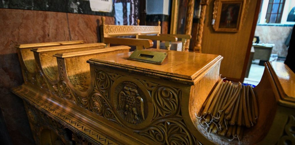 Αψήφησαν τα μέτρα απαγόρευσης και πήγαν Εκκλησία – Εκεί τους περίμενε μια… έκπληξη