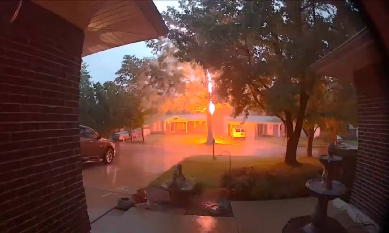 Κλείστηκαν σπίτι λόγω καταιγίδας – «Πάγωσαν» μ’ αυτό που είδαν στην κάμερα (βίντεο)