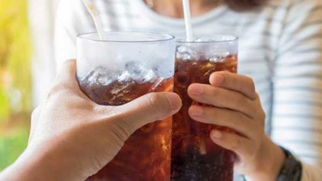 Αυτός είναι ο λόγος που δεν πρέπει να συνδυάζουμε αναψυκτικό με κρέας