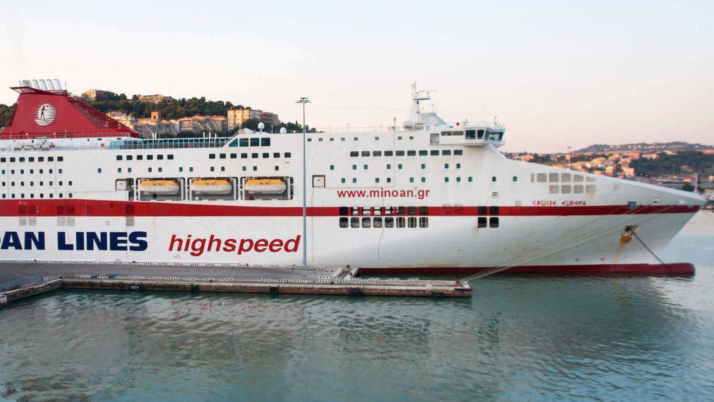 Πρόσκουση του πλοίου Cruise Europa στο λιμάνι της Πάτρας