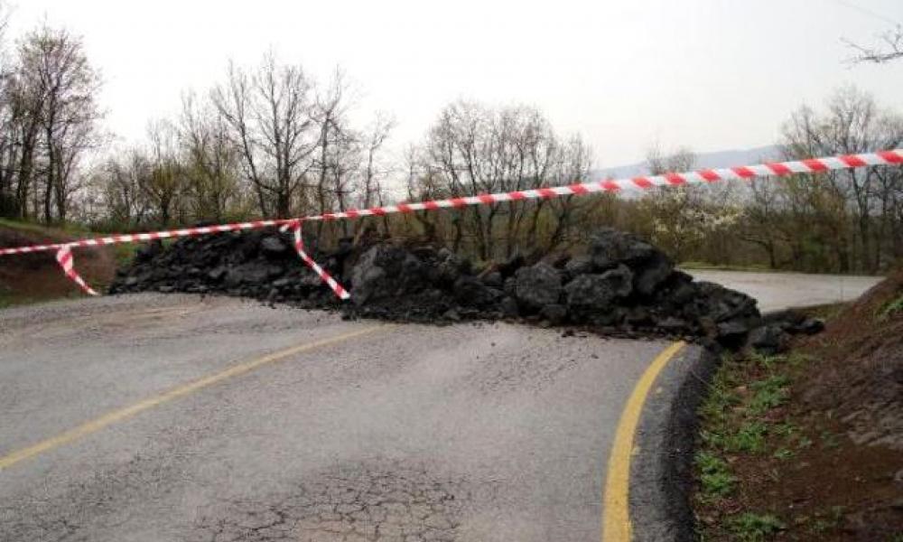 Κορωνοϊός: Με βράχια κλείνουν τους δρόμους στην Τουρκία για να απαγορεύσουν την κυκλοφορία!