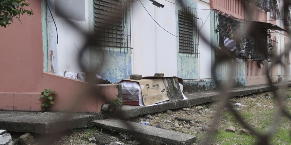 Σκληρές εικόνες στο Εκουαδόρ: Καίνε τους νεκρούς της πανδημίας στο δρόμο (φώτο)