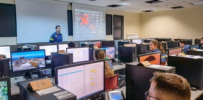 Το 24ωρο κέντρο επιχειρήσεων κατά του κορωνοϊού που έχει στηθεί στο Χαλάνδρι – Η νέα γενιά στην «πρώτη γραμμή» (φωτο)