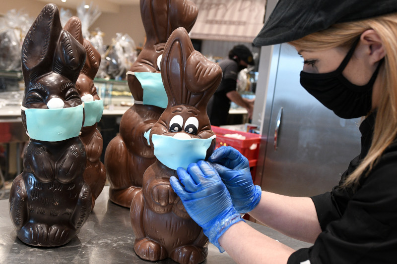 Άλλαξε μέχρι και τα σοκολατένια λαγουδάκια ο κορωνοϊός – Ζαχαροπλαστείο στη Λυκόβρυση τους βάζει μάσκες (φώτο)