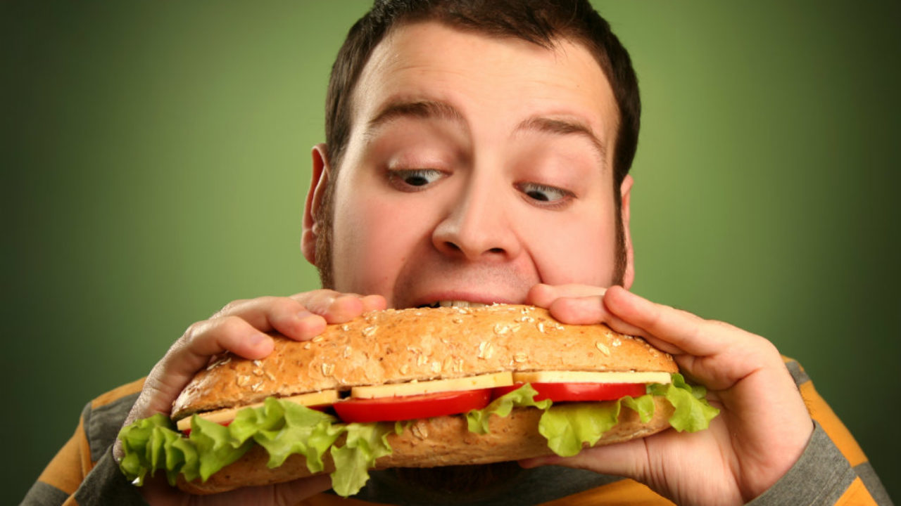 Αυτός είναι ο λόγος που εκτονωνόμαστε στο φαγητό όταν έχουμε νεύρα