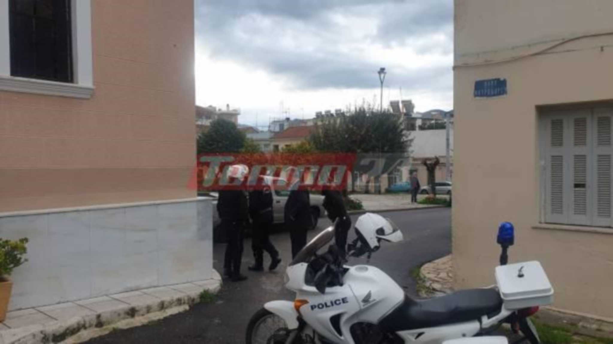 Πάτρα: Η αστυνομία πήγε να «κόψει» πρόστιμα σε πιστούς στην εκκλησία – Φωνές του κόσμου από τα μπαλκόνια